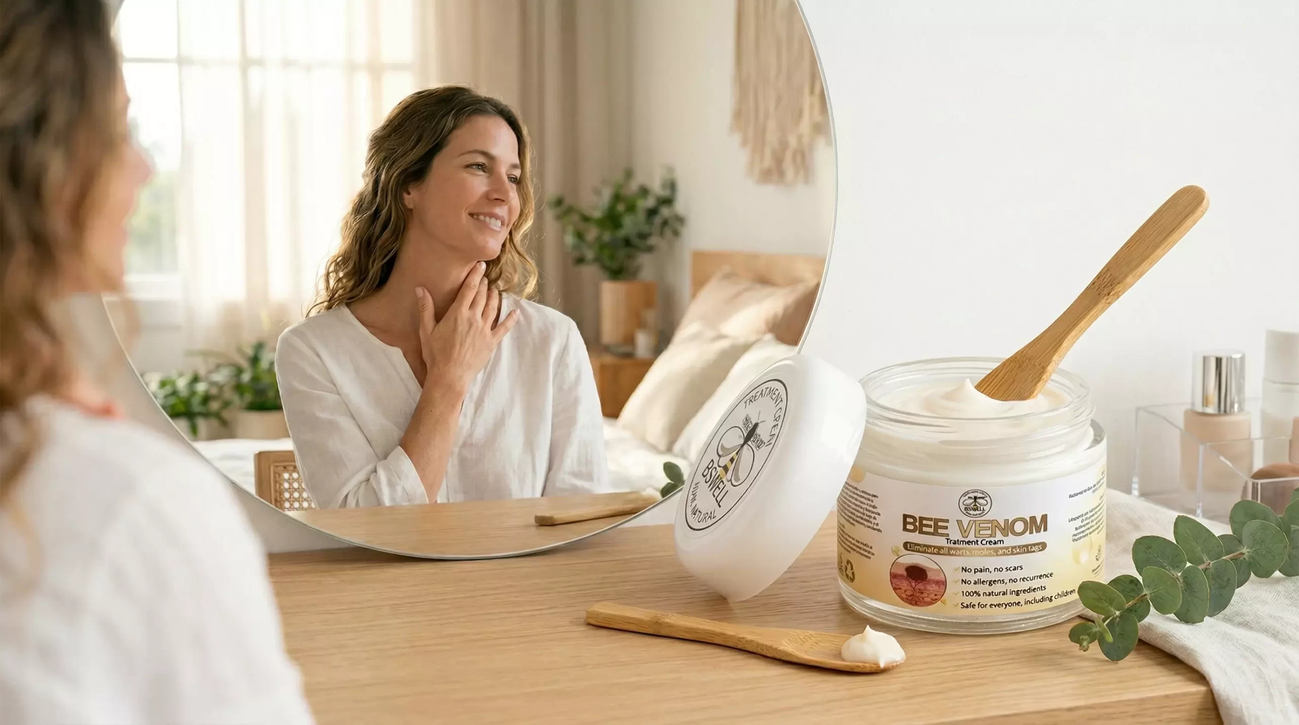 Mujer sonriente mirándose al espejo con un cuello libre de imperfecciones, junto al frasco original de la crema para quitar verrugas Bee Venom BsWell con ingredientes 100% naturales.